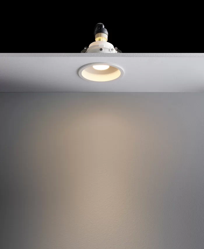 1 Light Recessed Gimble Downlight with Snoot in White